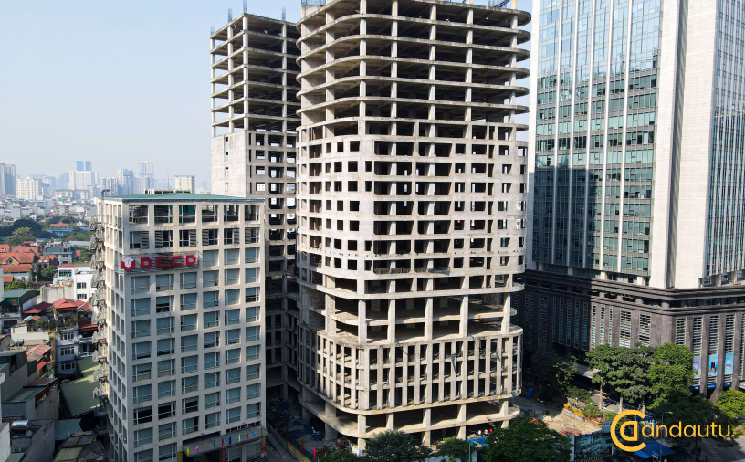 <p>Manhattan Tower là dự án tổ hợp căn hộ chung cư cao cấp, trung tâm thương mại và văn phòng nằm tại số 21 Lê Văn Lương, quận Thanh Xuân, Hà Nội. Sở hữu không gian sống trong lành cùng nhiều tiện ích đẳng cấp, dự án hứa hẹn sẽ mang đến chốn an cư và một cuộc sống sang trọng, hoàn hảo giữa lòng thành phố.</p>
<p>Chung cư Manhattan Tower 21 Lê Văn Lương là sự tái hiện hoàn chỉnh phong cách sống sôi động của trung tâm tài chính thế giới khi trong mọi góc của căn hộ gia chủ đều có thể cảm nhận bầu không khí năng động và thời thượng như đang sải bước tại Manhattan của New York.</p>